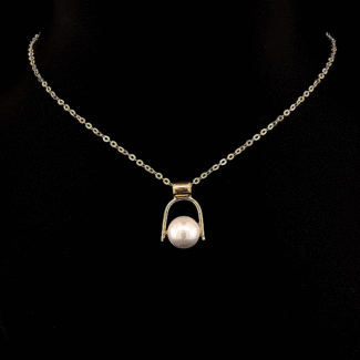 Mother of Pearl Gold Pendant – Timeless Luxury in 18K Gold
