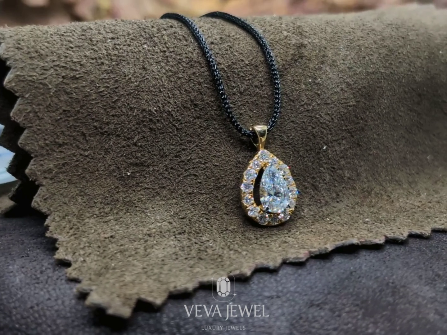 Simple yet luxurious diamond teardrop pendant