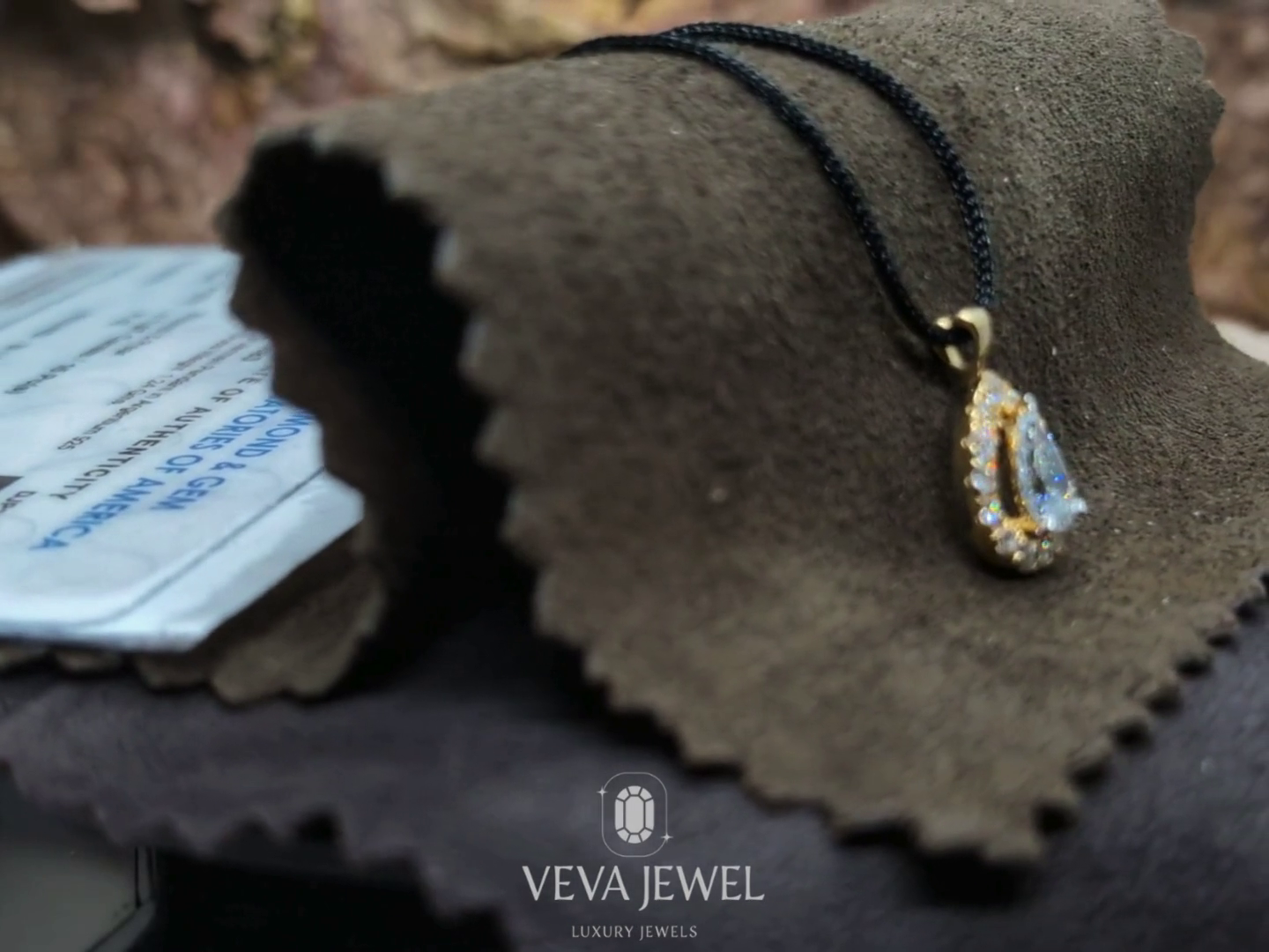 Classic gold pendant with pear cut diamond