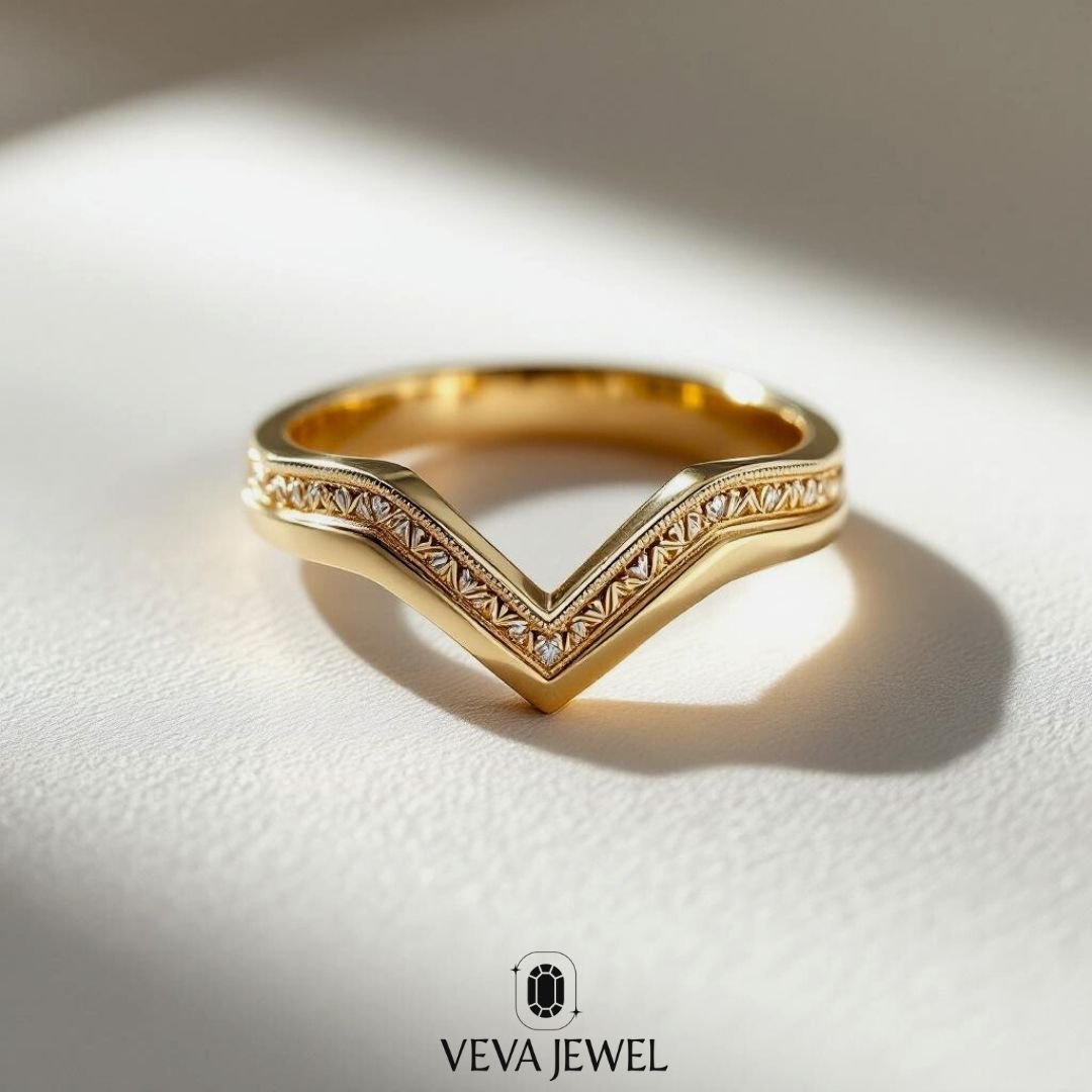 Chevron Gold Band Ring, V Shape Modern Wedding Band, Migraine Detail Ring